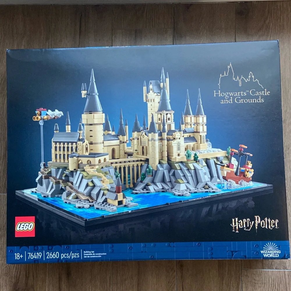 LEGO Harry Potter Hogwarts Castle and Grounds - Tan, Blue, Gray